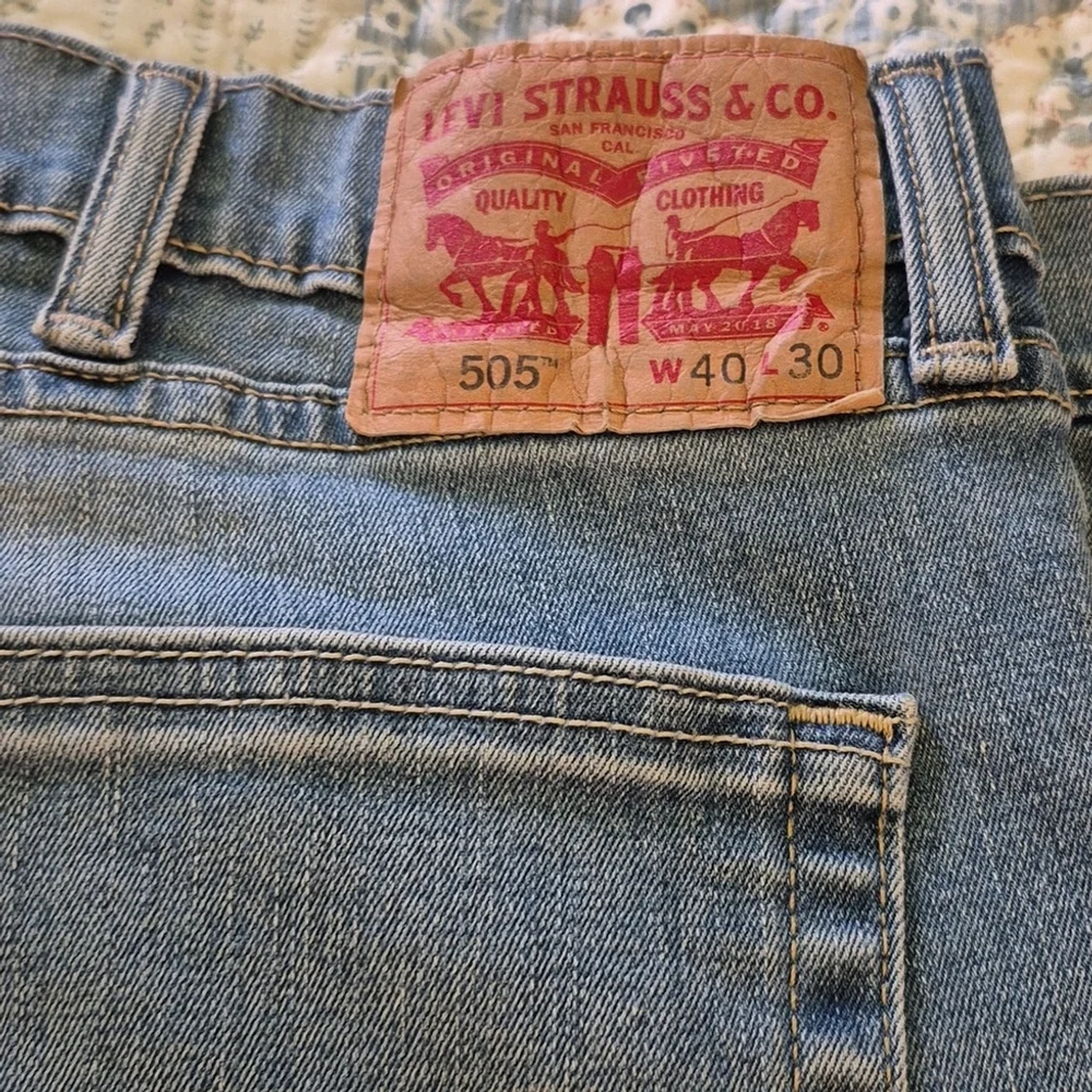 Levi's Men's Blue Jeans 505's Mid Wash. Sz 40